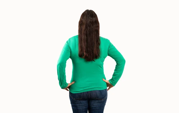 年轻美丽的女人穿着绿色的T恤 站在白色孤立的背景上 向后站着 交叉着双臂望着远方 — 图库照片