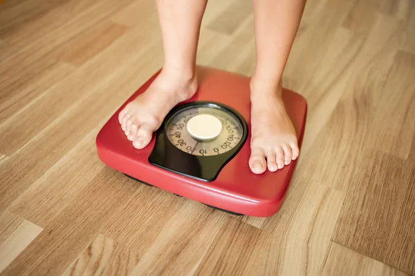 体重計で体重を測定する少年のクローズアップ — ストック写真