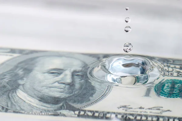 Gotas Agua Ondulaciones Con Concepto Economía Creciente Billetes Cien Dólares —  Fotos de Stock