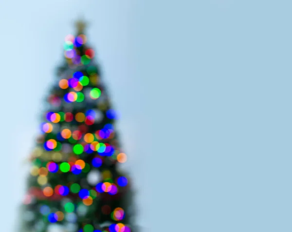 Разряженный Снимок Рождественской Елки Разбросанными Рождественскими Огнями Копировальным Пространством — стоковое фото