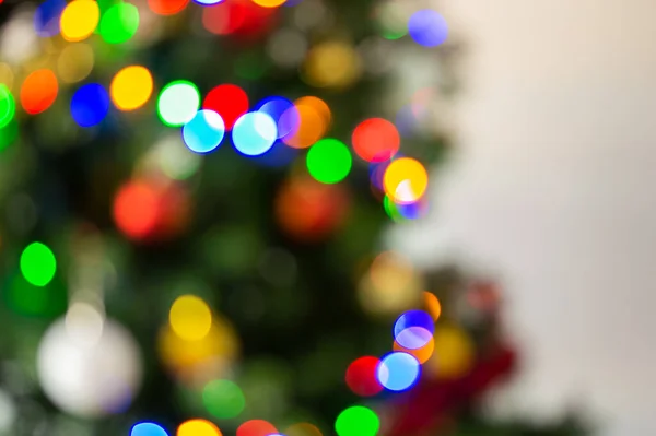 Defocused Shot Van Een Prachtig Versierde Kerstboom — Stockfoto