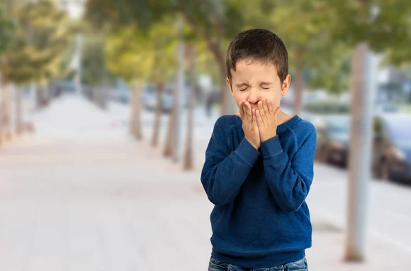 通りを歩く風邪や気管支炎の症状として咳を患っている子供 — ストック写真