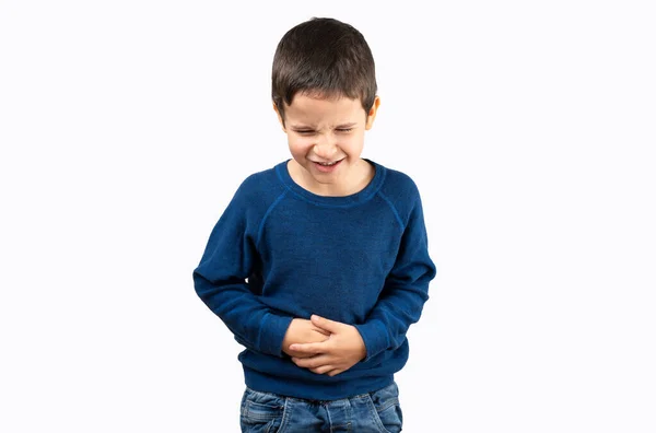 若い男の子の青いシャツを着て胃の上に手で白い隔離された背景の上に立って消化不良 痛みを伴う病気の気分が悪い アチェの概念 — ストック写真