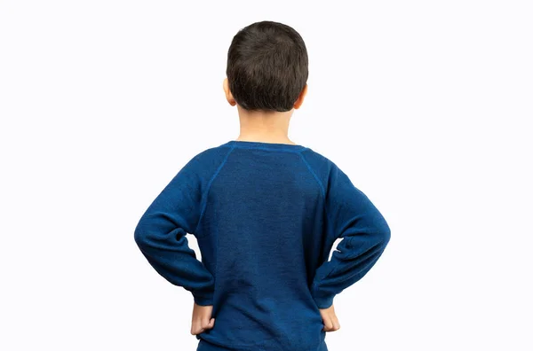 年轻的高加索小孩穿着蓝色的衬衫 站在孤立的白色背景上 向后看去 — 图库照片