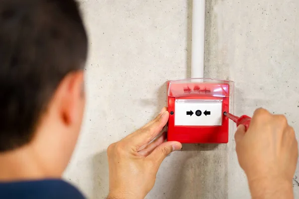火災警報システムを設置する電気技師のバックビュー — ストック写真