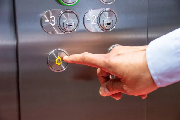 Close Hand Pressing Alarm Button Elevator Rechtenvrije Stockfoto's