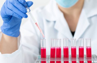 Laboratuvarda deney yapan bir bilim adamının görüntüsü.