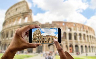 Kolezyum, Roma İtalya'nın cep telefonunu bir resimle turist alır