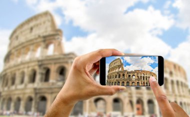 Kolezyum, Roma İtalya'nın cep telefonunu bir resimle turist alır