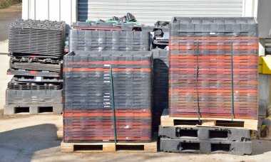 Bir geri dönüşüm alanında büyük miktarda farklı palet yığını