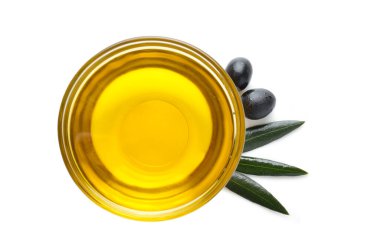 Beyaza izole edilmiş zeytinyağlı kase