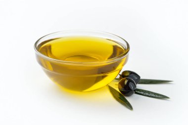 Beyaza izole edilmiş zeytinyağlı kase