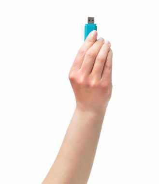 Beyaz bir arka planda izole edilmiş bir kalem diskini gösteren tanınmayan bir kadının el resmi.