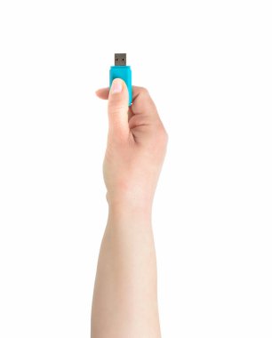 Beyaz bir arka planda izole edilmiş bir kalem diskini gösteren tanınmayan bir kadının el resmi.