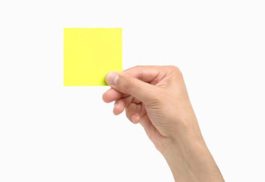 Tanımlanamayan bir adamın elinde beyaz bir arka planda sarı bir not kağıdı tutarken çekilmiş görüntüler.