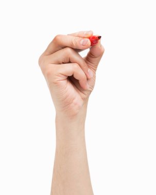 Beyaz izole edilmiş arka planda kırmızı işaretli bir erkek eli havada çizim yapıyor.