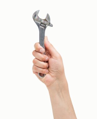 Beyaz arka planda izole edilmiş bir anahtarı tutan bir adam.