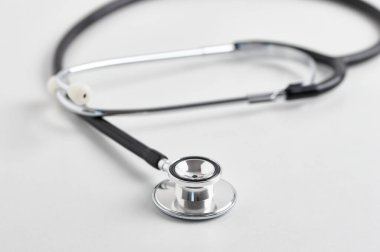 Tıbbi steteskop beyaza izole edilmiş.