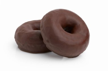 Beyaz arka planı olan iki çikolatalı çörek.