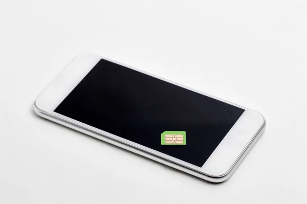 黒い画面のマイクロSimカードとスマートフォンの使用の高角度ショット — ストック写真