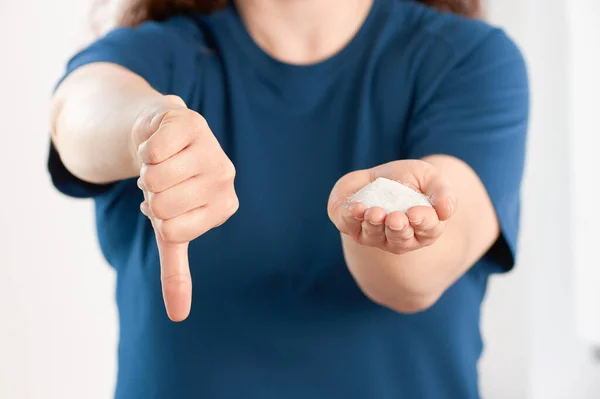 家で親指を立てて砂糖を持っている女性の手の正面図 — ストック写真