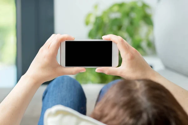 Bakifrån Nära Kvinna Händer Tittar Media Smart Telefon Liggande Soffa — Stockfoto