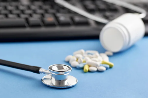 Bir Doktorun Masasındaki Renkli Ilaç Şişesini Kapat — Stok fotoğraf