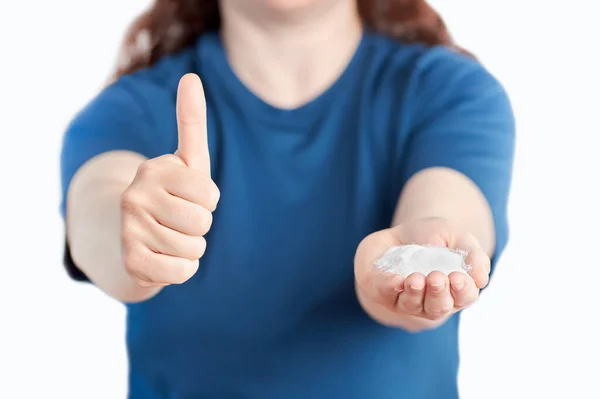 Mulher Mão Segurando Açúcar Com Polegar Para Cima Isolado Branco — Fotografia de Stock