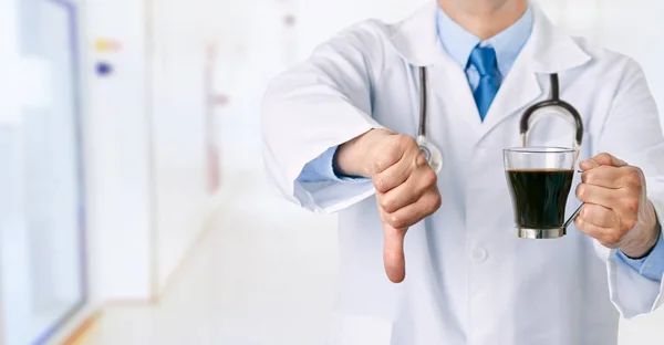 Framifrån Närbild Manlig Läkare Händer Håller Kaffekopp Med Tumme Ner — Stockfoto