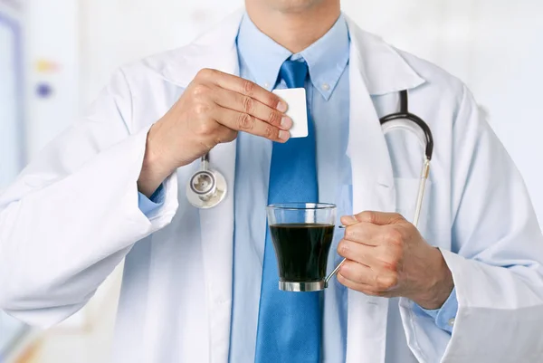 Hastanedeki Kahve Fincanının Içine Sakarin Atan Bir Erkek Doktor Eli — Stok fotoğraf