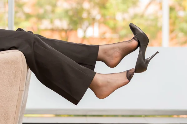 Vue Latérale Des Pieds Femme Affaires Enlevant Des Chaussures Reposant — Photo