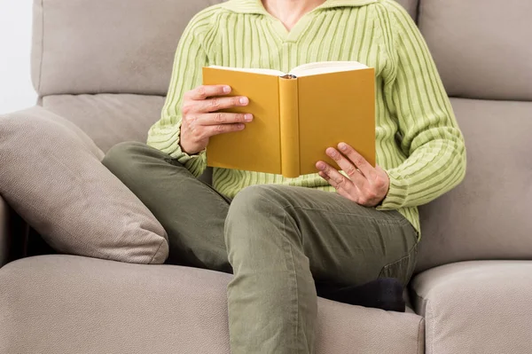 Front View Legs Man Reading Book Sitting Sofa Living Room — Stock Photo, Image