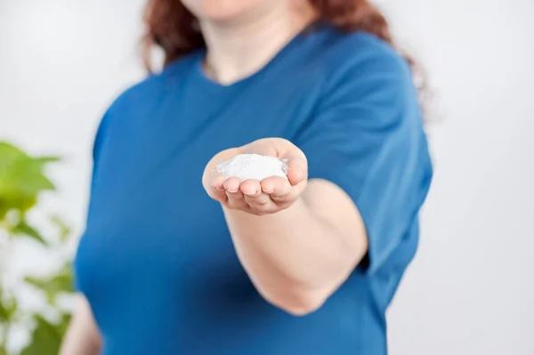 Κλείσιμο Του Χεριού Μιας Γυναίκας Που Κρατάει Ζάχαρη Στο Σπίτι — Φωτογραφία Αρχείου