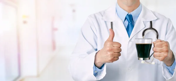 Framifrån Närbild Manlig Läkare Händer Håller Kaffekopp Med Tumme Upp — Stockfoto
