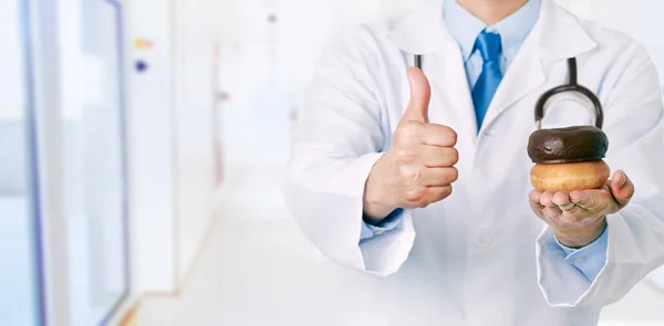 Framifrån Närbild Manlig Läkare Hand Hålla Munkar Sjukhus — Stockfoto