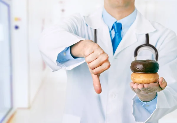 Hastanenin Önünde Elinde Donutla Gezen Bir Erkek Doktorun Resmi Var — Stok fotoğraf