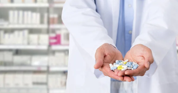 Zbliżenie Niezidentyfikowanego Farmaceutę Trzymającego Rękach Różne Pigułki Aptece — Zdjęcie stockowe