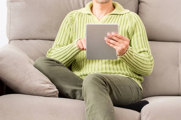 Vista Frontal Las Piernas Hombre Mirando Una Tableta Sentada Sofá — Foto de Stock