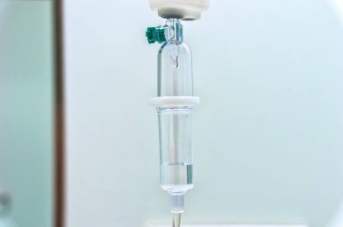 Bir hastanede serum damlatarak yakın çekim yapılan bir ilaç. 