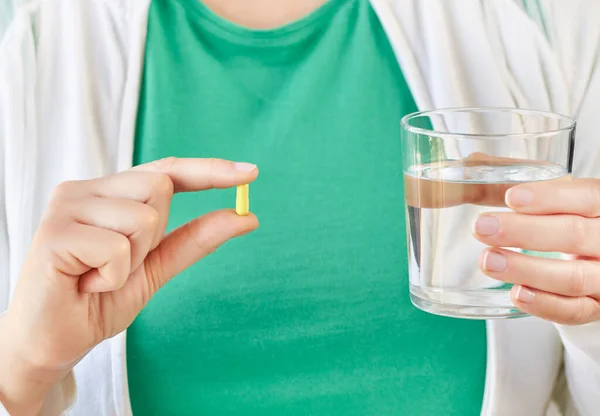 Shot Unrecognizable Young Woman Hands Holding Capsule Glass Water — Stockfoto
