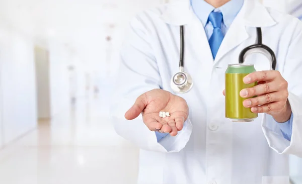 Erkek Bir Doktorun Elinde Soda Şişesi Hastanede Sakarin Tutarken Görüntüsü — Stok fotoğraf