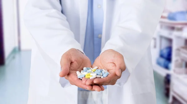 Close Tiro Médico Masculino Não Identificável Segurando Uma Variedade Comprimidos — Fotografia de Stock