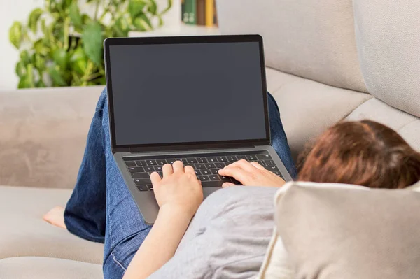 Evde Dizüstü Bilgisayar Kullanan Bir Kadının Dikiz Görüntüsü — Stok fotoğraf