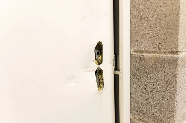 破碎的门锁和门框因破裂而损坏的闭锁 — 图库照片
