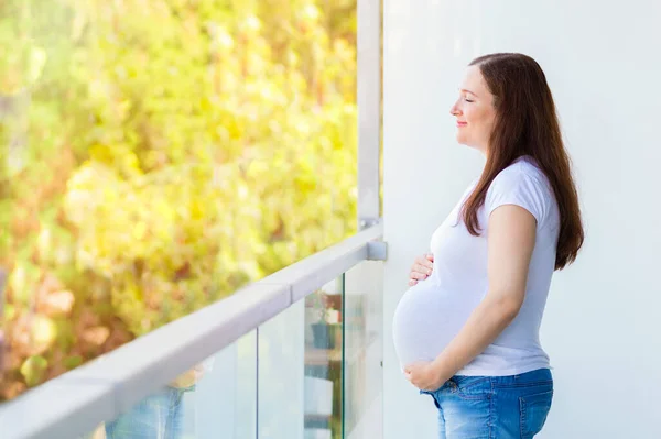 Zwangere Vrouw Zoekt Weg Een Balkon — Stockfoto
