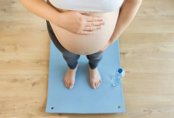 Cortado Tiro Ángulo Alto Una Mujer Embarazada Sosteniendo Vientre Desnudo —  Fotos de Stock