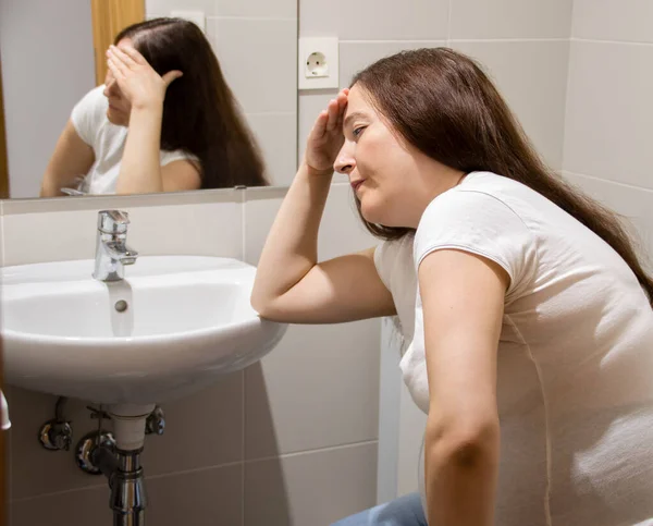 Een Zwangere Vrouw Worstelt Met Ochtendmisselijkheid Badkamer — Stockfoto
