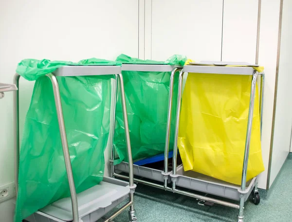 Verschillende Vuilnisbakken Met Afval Het Ziekenhuis Recycling Concept — Stockfoto