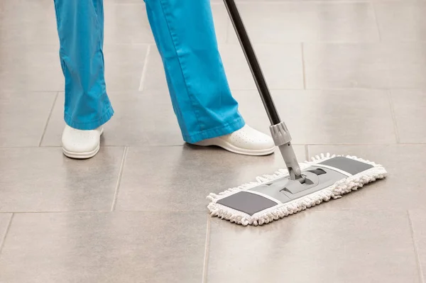 オフィスの床を掃除している正体不明の女性のショット — ストック写真