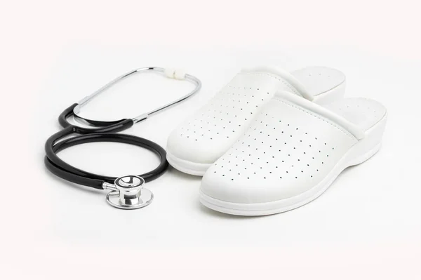 医療用の靴と聴診器は 医療の概念に役立ちます — ストック写真